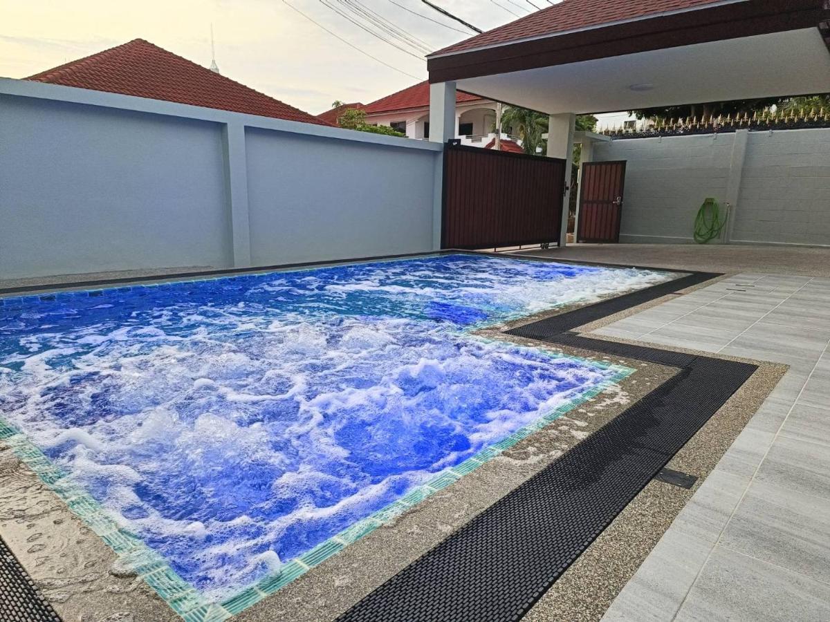 Private Pool Villa With Jacuzzi At Royal Park Village - Walk To The Beach - 6 People - Max 3 Males (Adults Only) Jomtien Beach Exterior foto